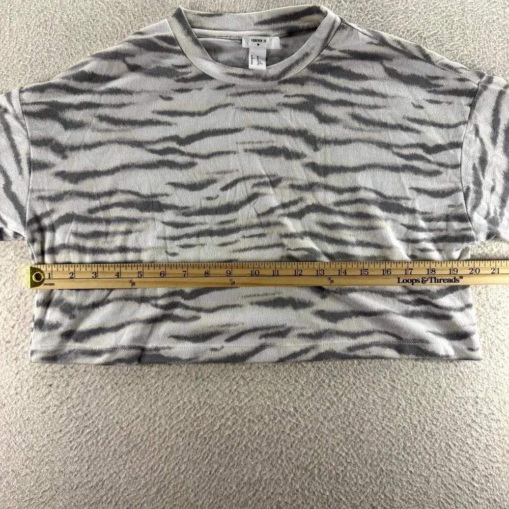 Forever 21 Tiger Print Crop Top Womens Medium Gray White Excellent Animal Print